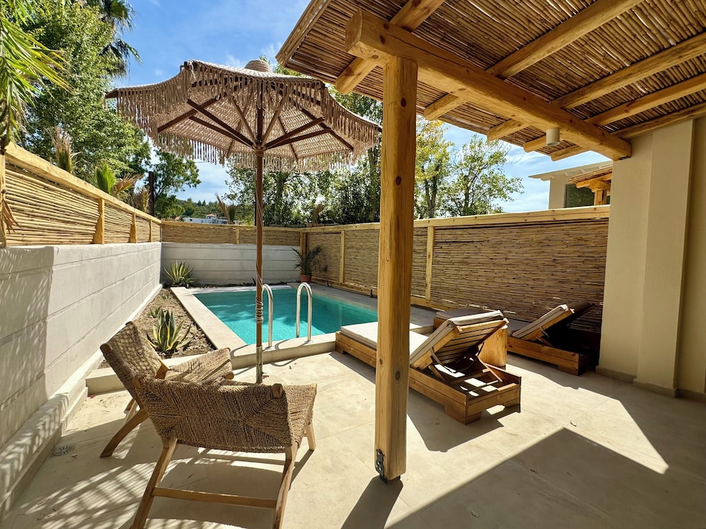 Nusa Suites & Villas