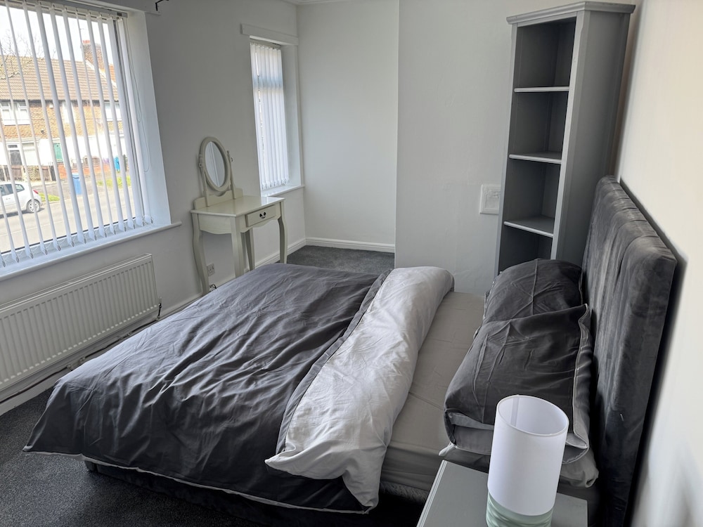 Knotty Ash - 3 Beds - Sleeps 6 - On-site Parking