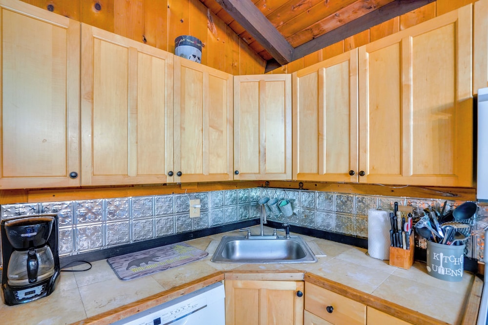 Treehouse Chalet Near Mt. Snow w/ On-site Trails!