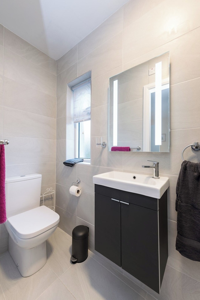 2br-sleeps4-parking-nearcork-6mintoairport