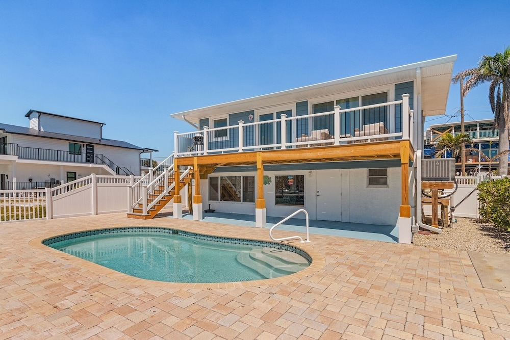 920 Bay Breeze Bungalow: Stunning Bay View Home W/ Heated Pool! 2 Bedroom Home