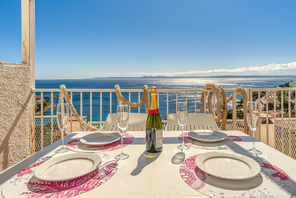 Townhouse in Roses Near Platja de Canyelles