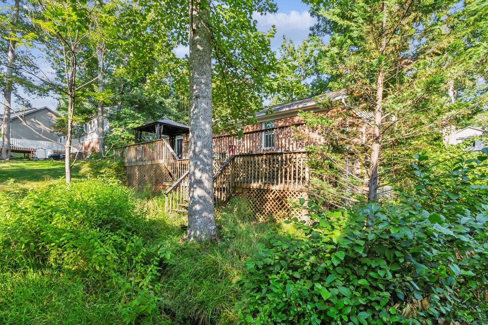 Charming Family Retreat With Scenic Views 3 Bedroom Home