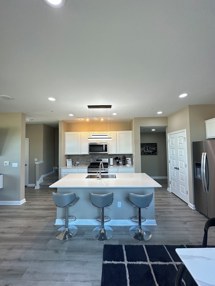 Luxury 2S Condo Hot Tub Gym Pool Airport