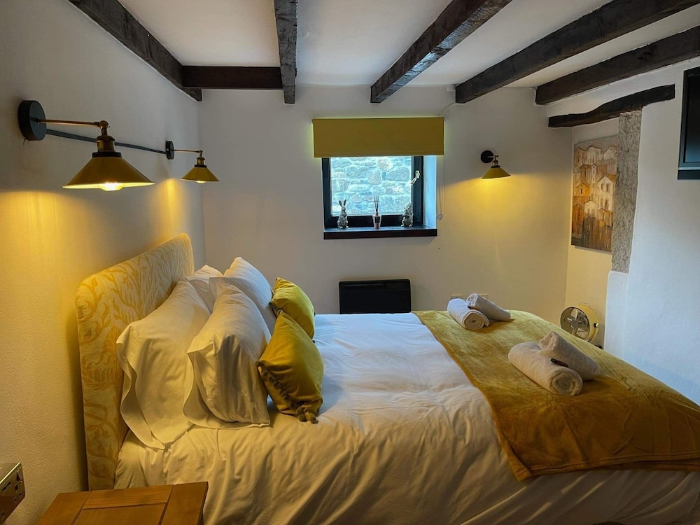 Stunning 4 Bed Pet Friendly Cottage With Hot Tub
