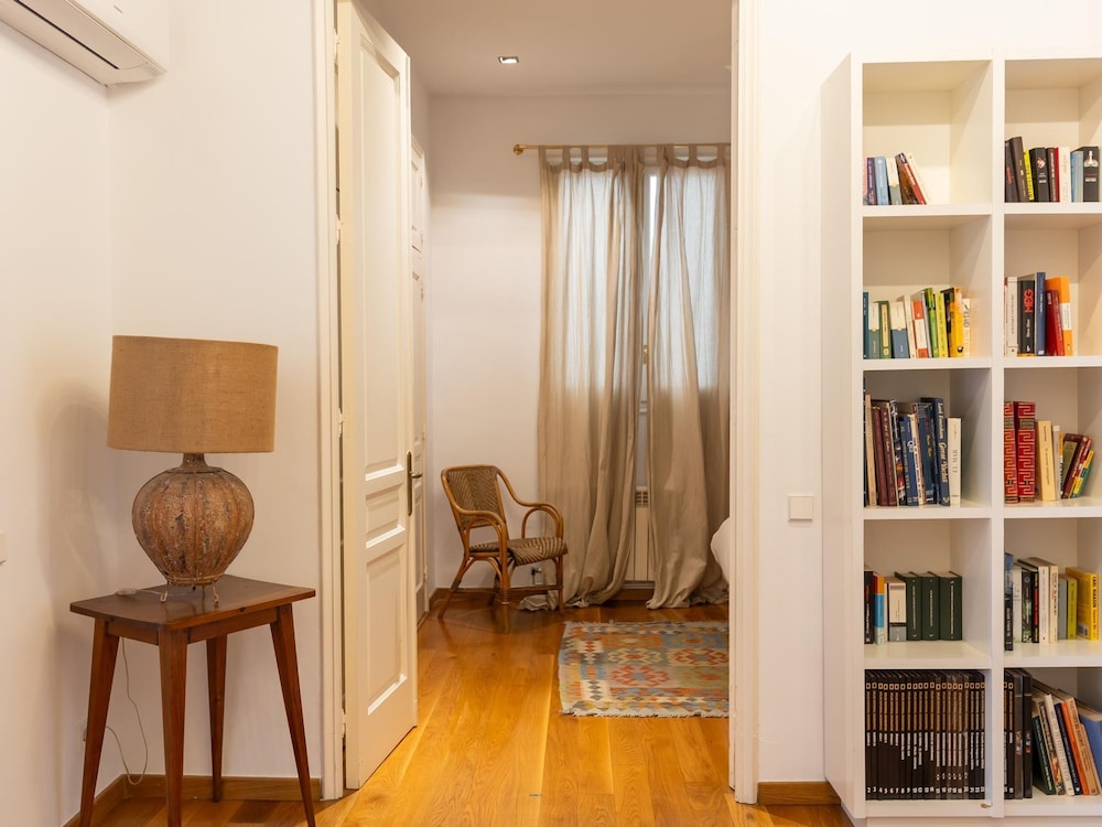 Apartamento de Tres Habitaciones con Terraza 21B