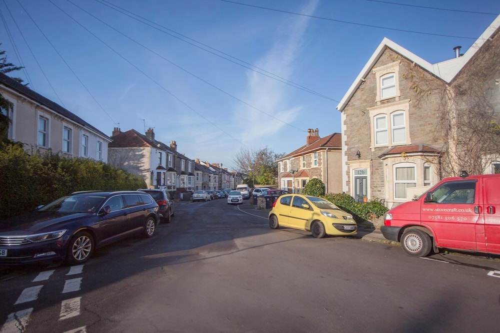 Modern and Chic 2 Bedroom in Bristol view 2