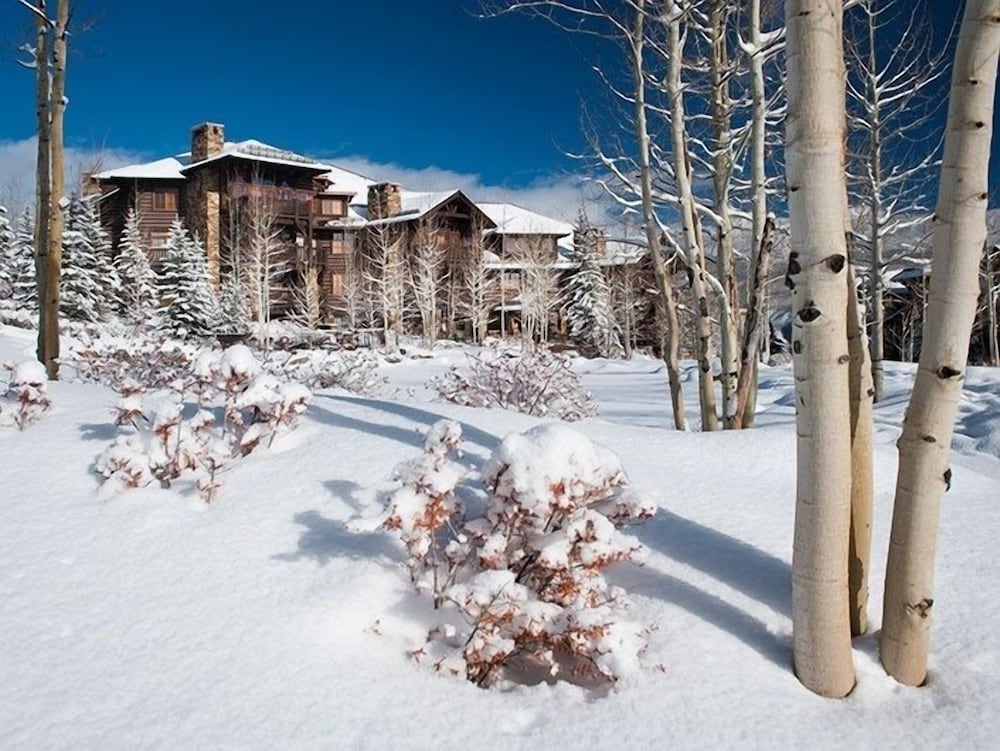 Luxurious 2 Bedroom0 Feet From The Slopes! Condo by RedAwning view 3
