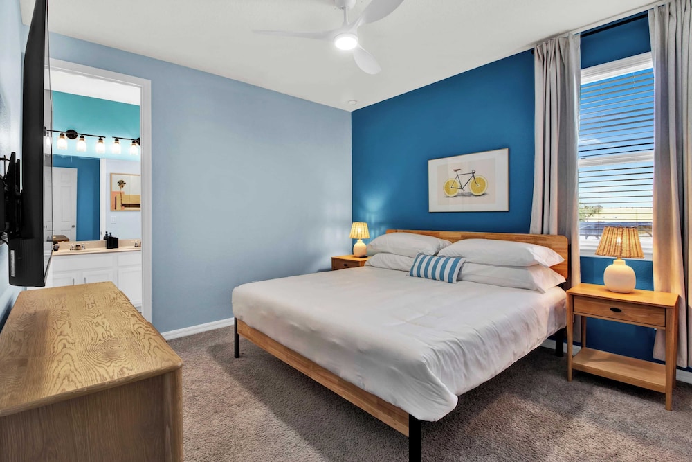 Sleeps 20! 9bdr, Star Wars-themed Game Room, Pool, Hot Tub Nassau by Avantstay