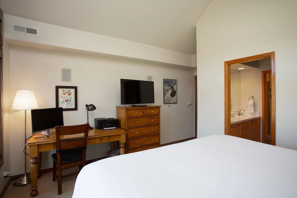 Deer Lake Village at Deer Valley Resort - Four Bedroom Condo with Hot Tub #2477 4 Condo