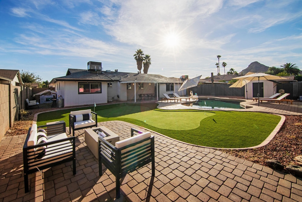 Karen in Phoenix With 4 Bedrooms and 2 Bathrooms