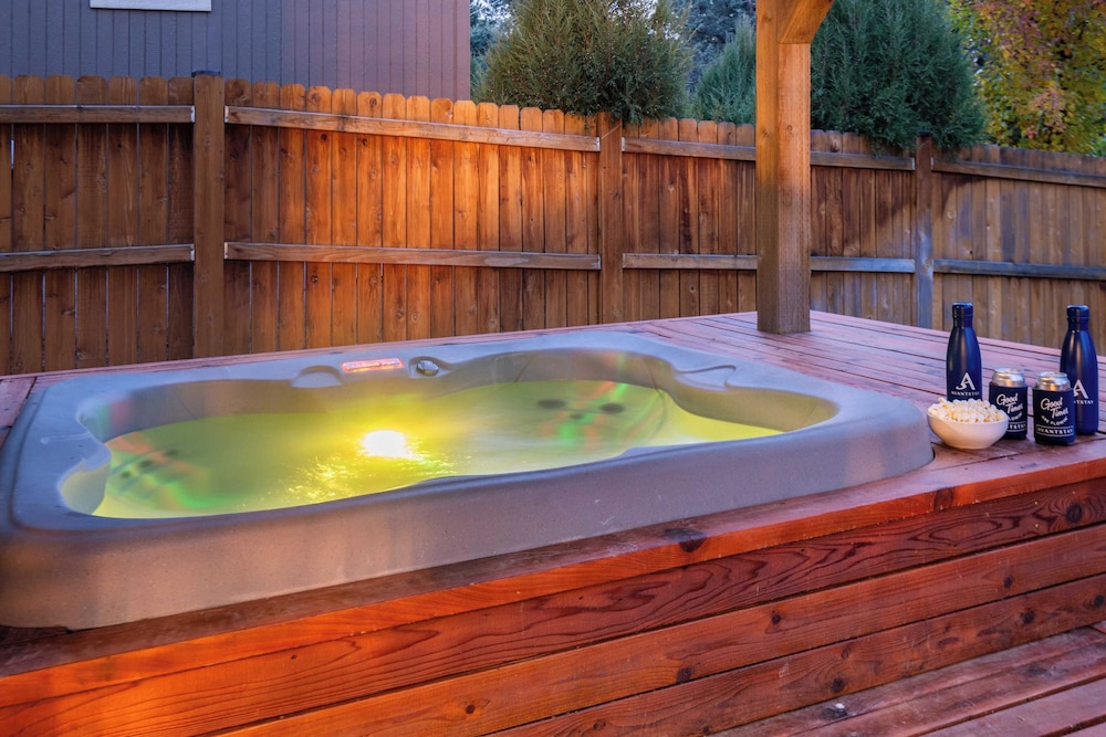 Old Mill Getaway by Avantstay Private Backyard w/ Hot Tub