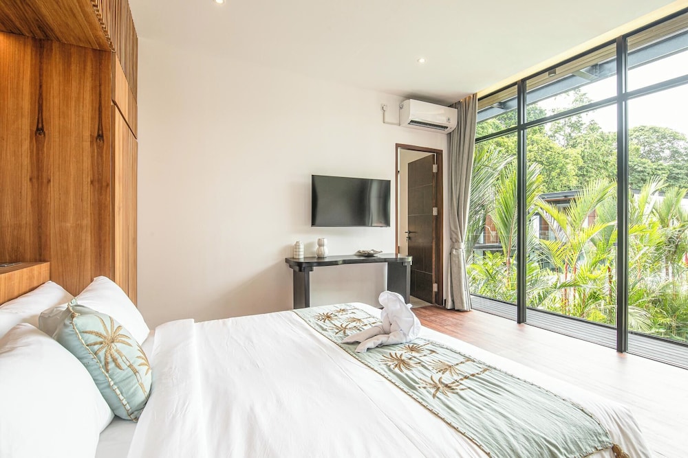 Elegant 6BR Canggu Villa Steps From the Ocean