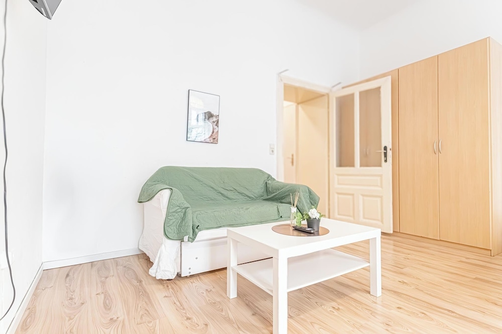Simple 1BR Apt Long Stay Near Belvedere