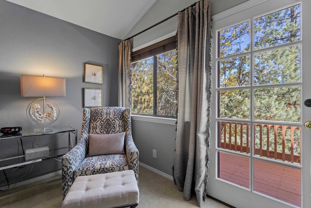 5bdr Stay w/ Fireplace, Game Room & Family-friendly Amenities Arrowhead Chalet by Avantstay