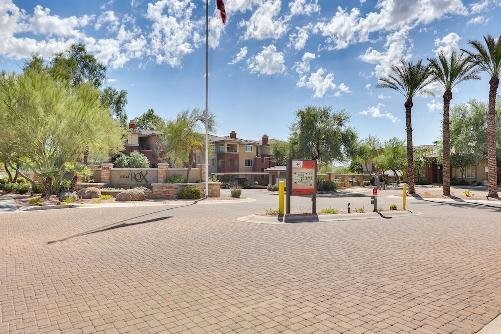 Walk to Papago Park: Central Phoenix Condo