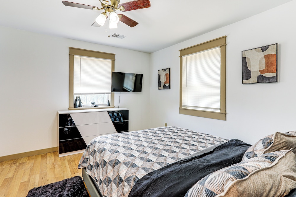 3 Mi to Spring River: Fully Furnished Outdoor Gem!