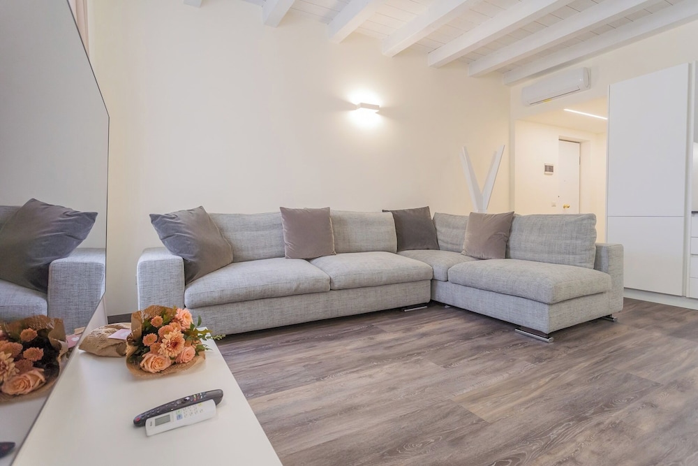 Modern & Stylish Apartment in Como City by Rent all Como
