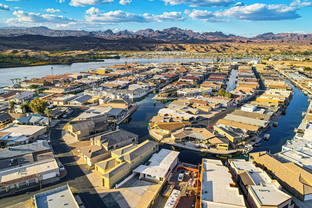 Multi-home Retreat on Colorado River w/ Boat Dock!