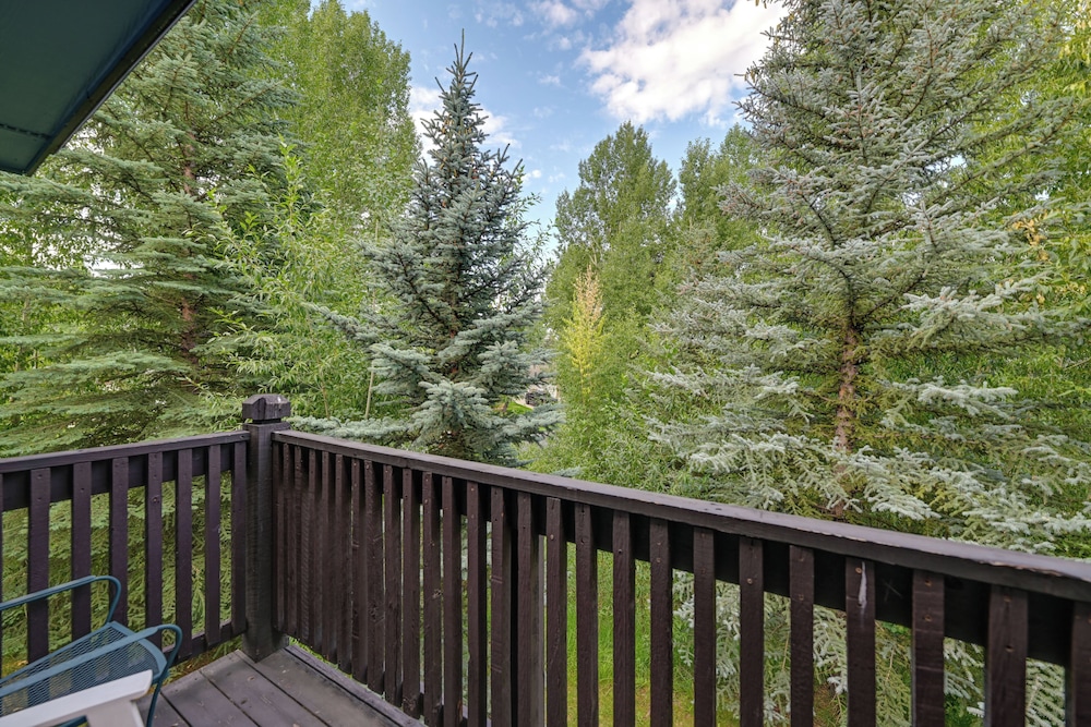 Cozy Steamboat Condo w/ Balcony & Mtn Views!