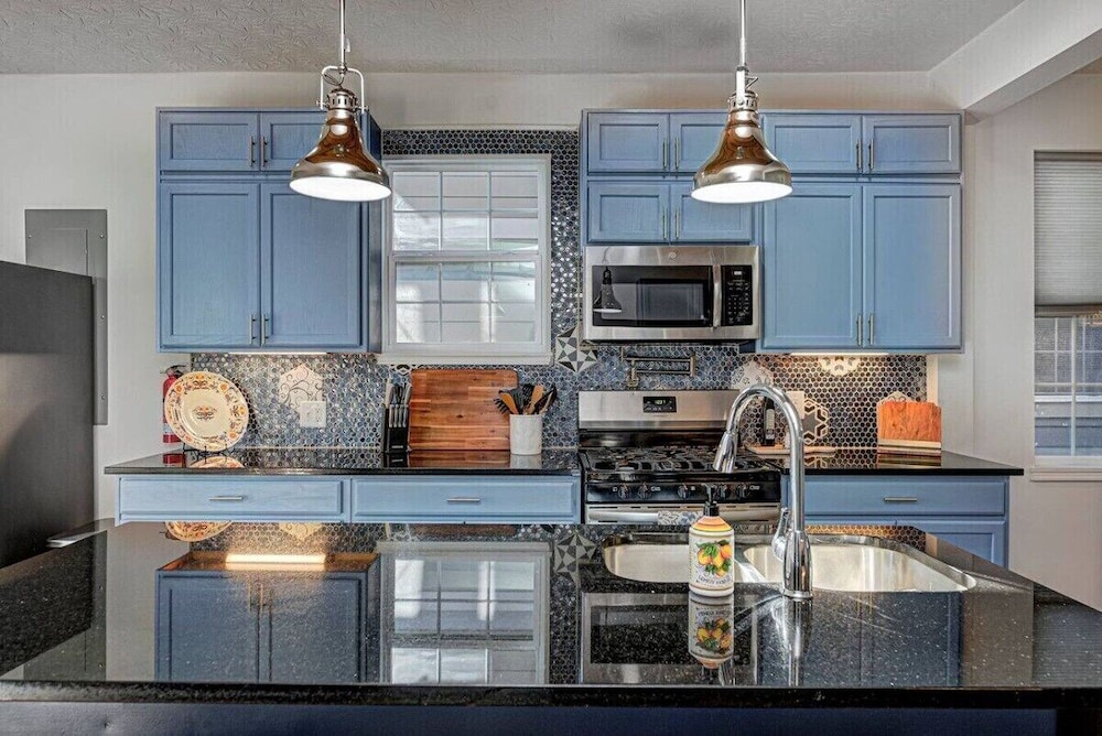 Spacious Home for Groups with Hot Tub in Indy