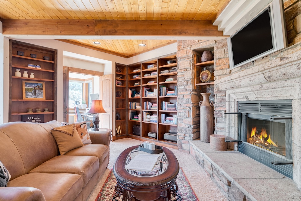 Summit County Vacations - Topaz Estate by Avantstay Luxe Home, Pool View - Property Image 19