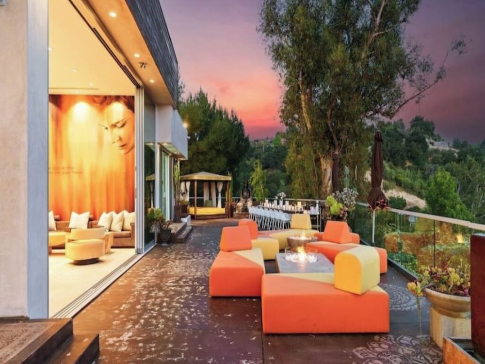 Zen Estate - Luxurious 5BR Beverly Hills Sanctuary With Pool & Canyon Views