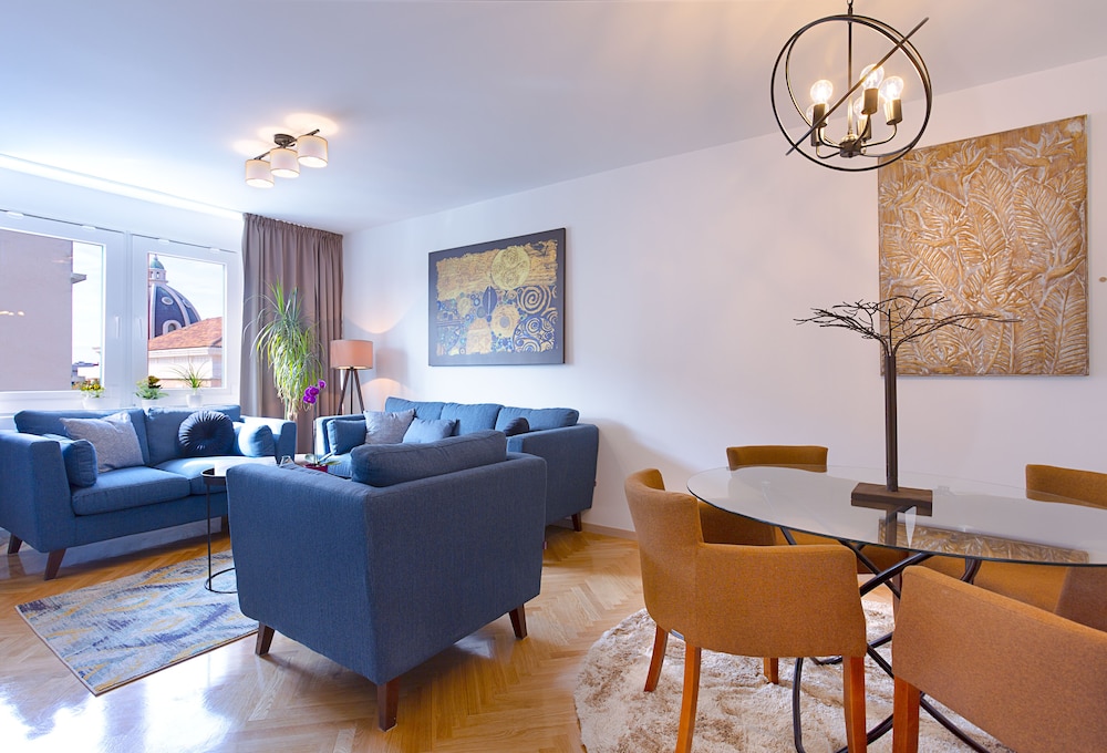 Deluxe City Center Blue Apartment photo 4
