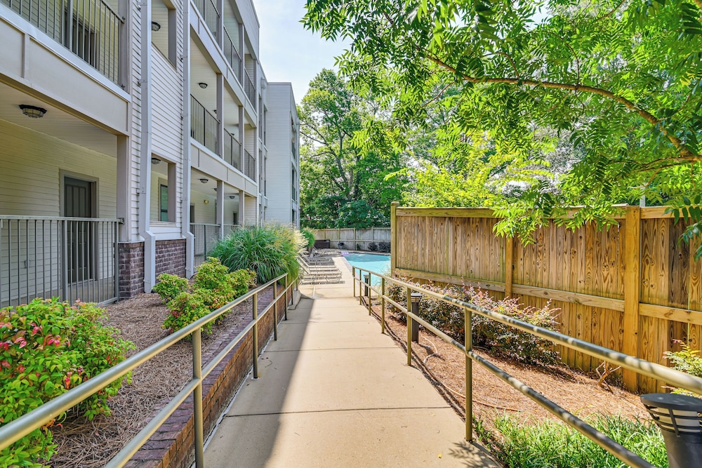 Cotton District Condo: Walkable Spot for Game Day!