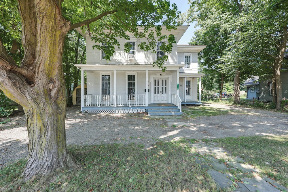 Walk to Town: Bath Apt Near Keuka Lake Wine Trail