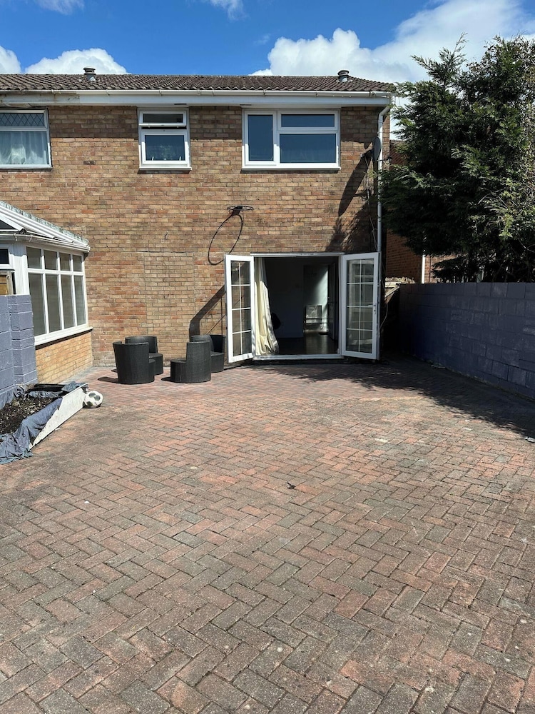 Cozy Retreat in Bridgend With 3 Bedrooms