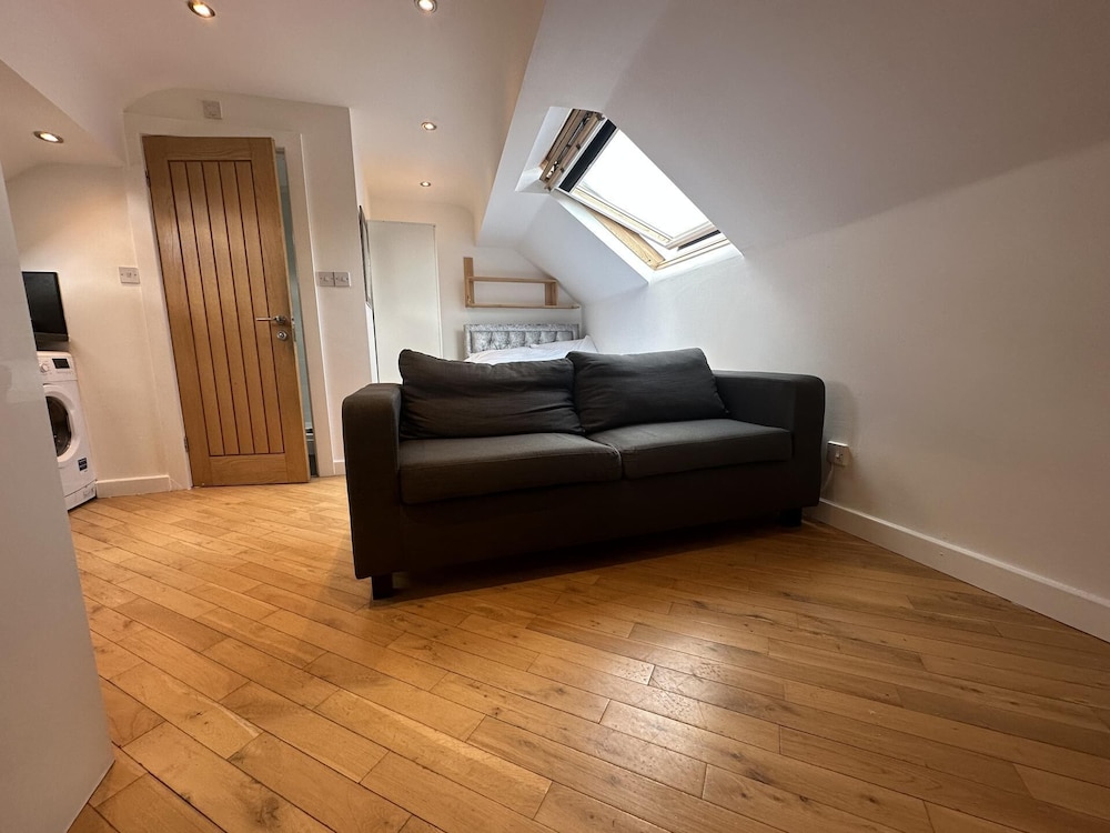 Stunning 1-bed Studio in Pudsey view 4