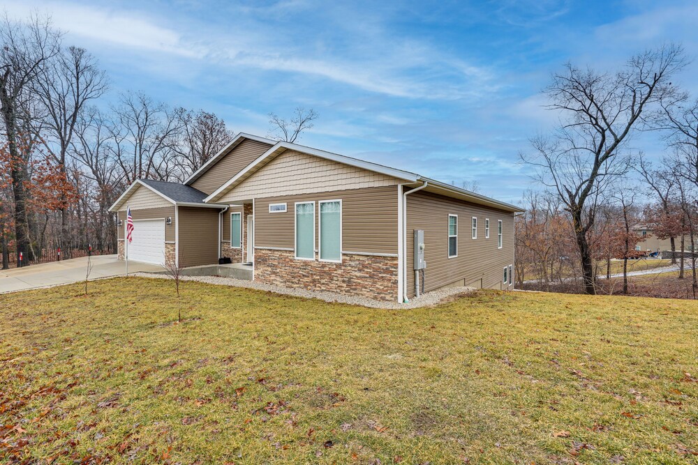 Lake Ozark Apartment w/ Balcony < 1 Mi to Water!