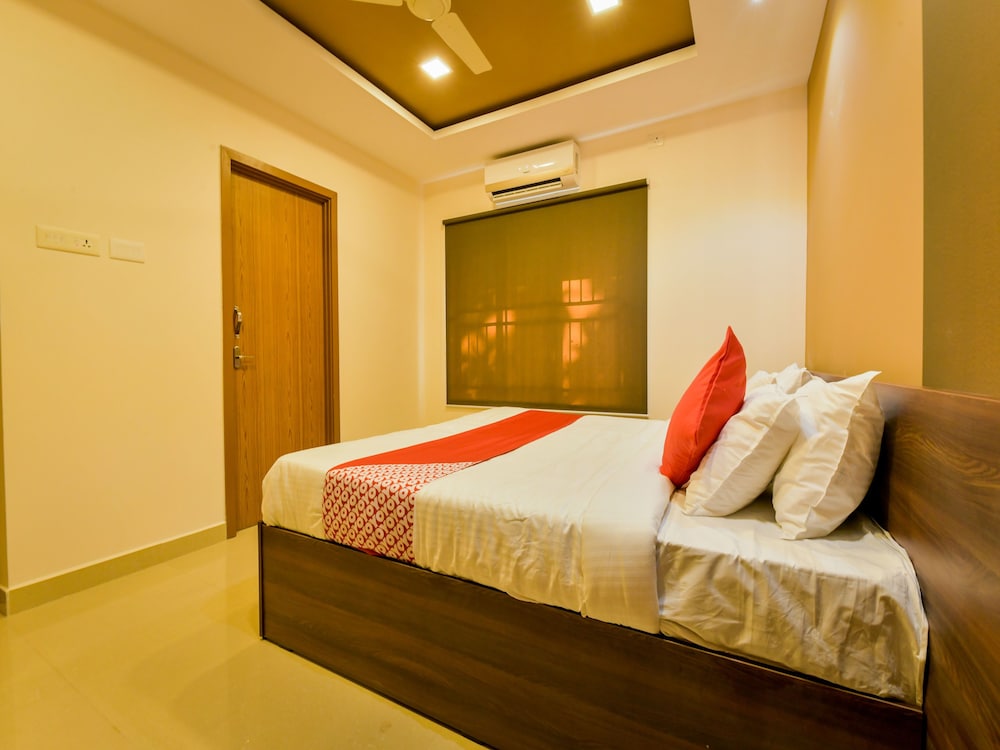 OYO 14271 Modern Studio Near Lulu Mall