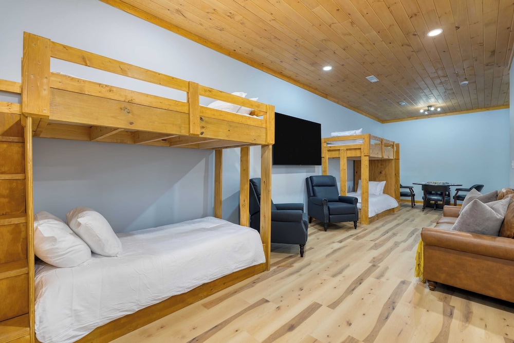 Cabin w/ Hot Tub, Game Room & Scenic Smoky Mountain Views Perfect by Avantstay