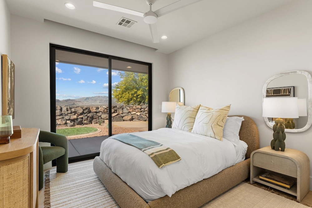 Black Desert Retreat 4 Bedroom Home