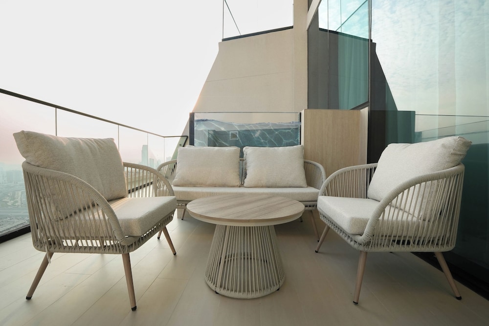 Binghatti Royale - Chic 1BR Retreat
