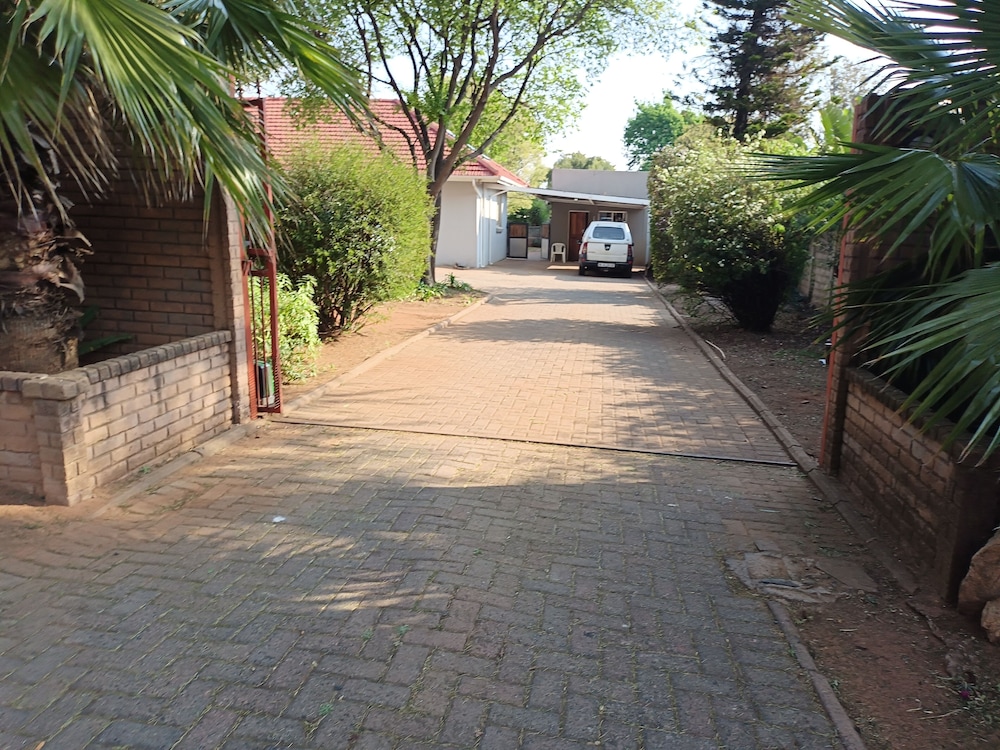 JM TOURS & SAFARIS GUESTHOUSE