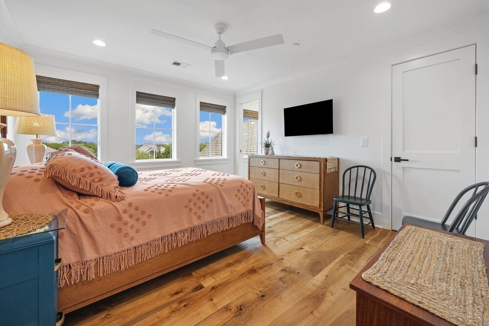 Cornfed Pelican 9 Bedroom Home
