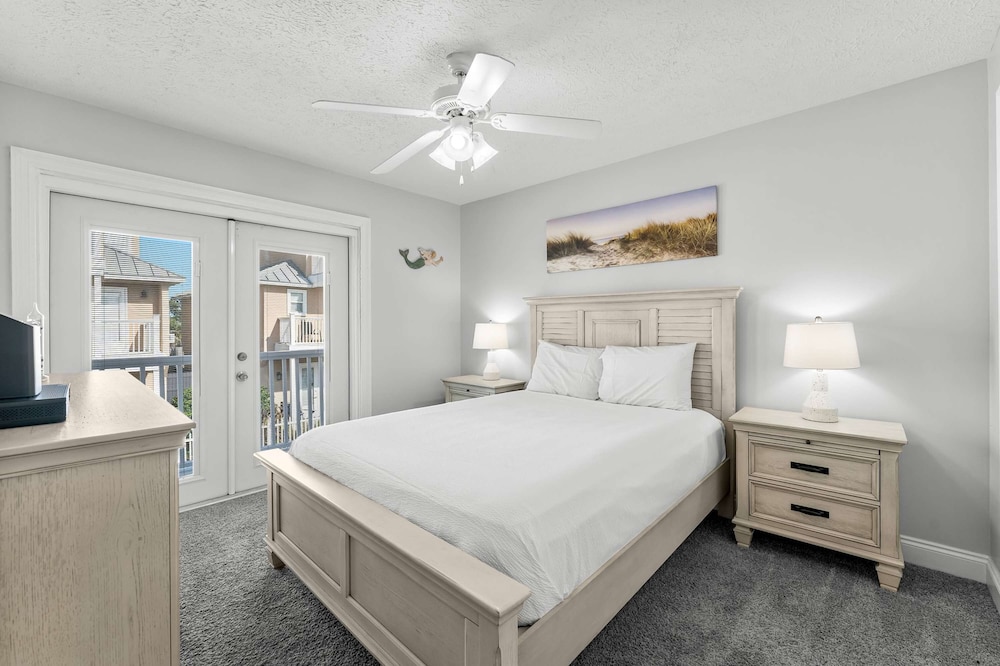 Palm Breeze Retreat Sleeps 10!