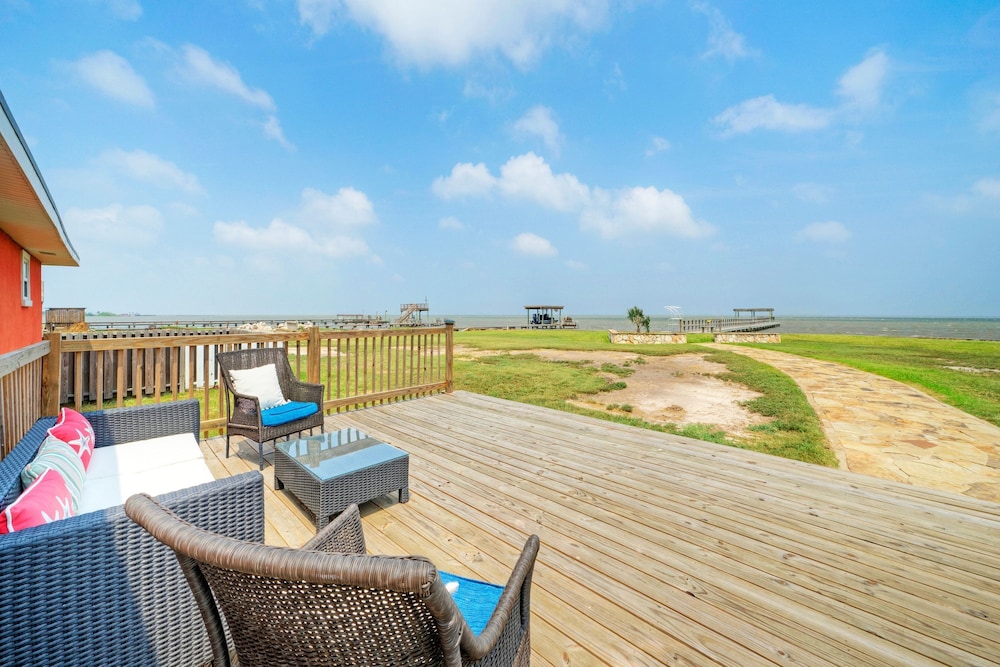 Shore Thing by Avantstay Waterfront Retreat w Private Boat Dock