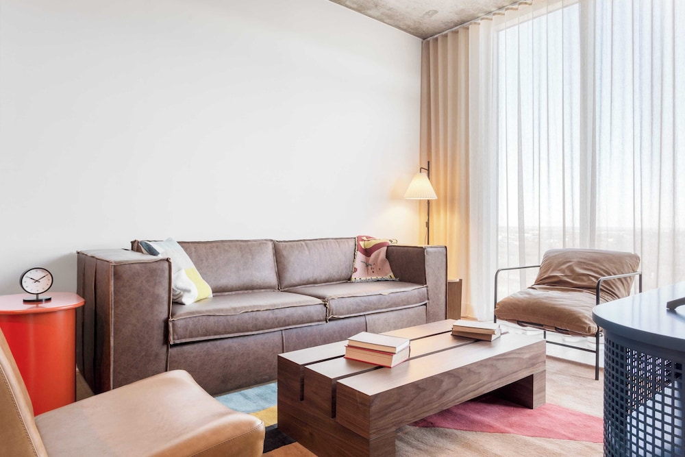 Sleeps 16 Brand New Austin High Rise w/ Rooftop Pool, Gym, Yoga Studio & More!