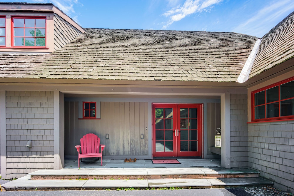 Group-friendly Newbury Stunner: Home Gym, Hot Tub!