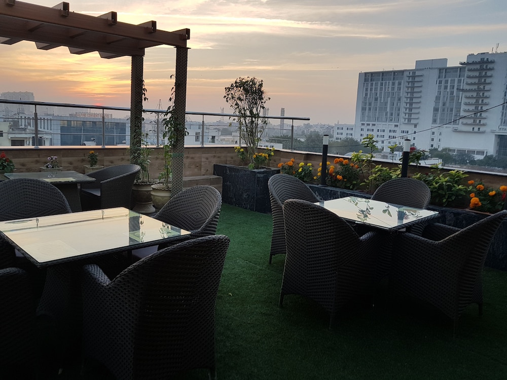 HOTEL PLATINUM PALACE NEAR MEDANTA HOSPITAL SECTOR 38