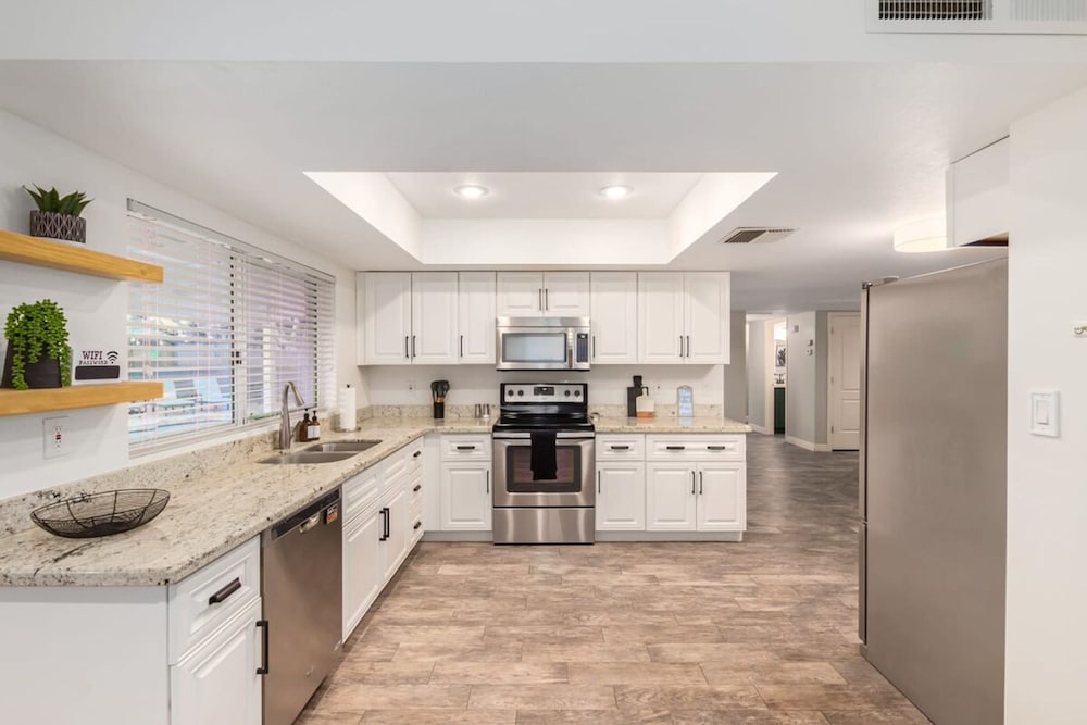 Obispo Modern Oasis With Heated Pool and BBQ