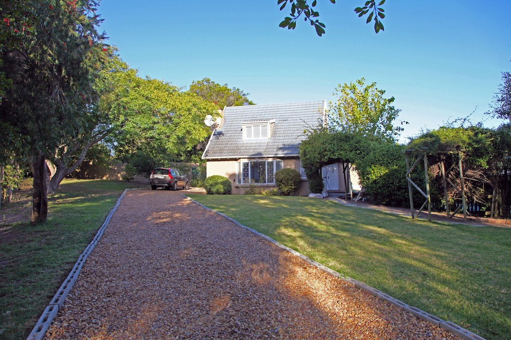 Modern Cottage In Upper Constantia view 2