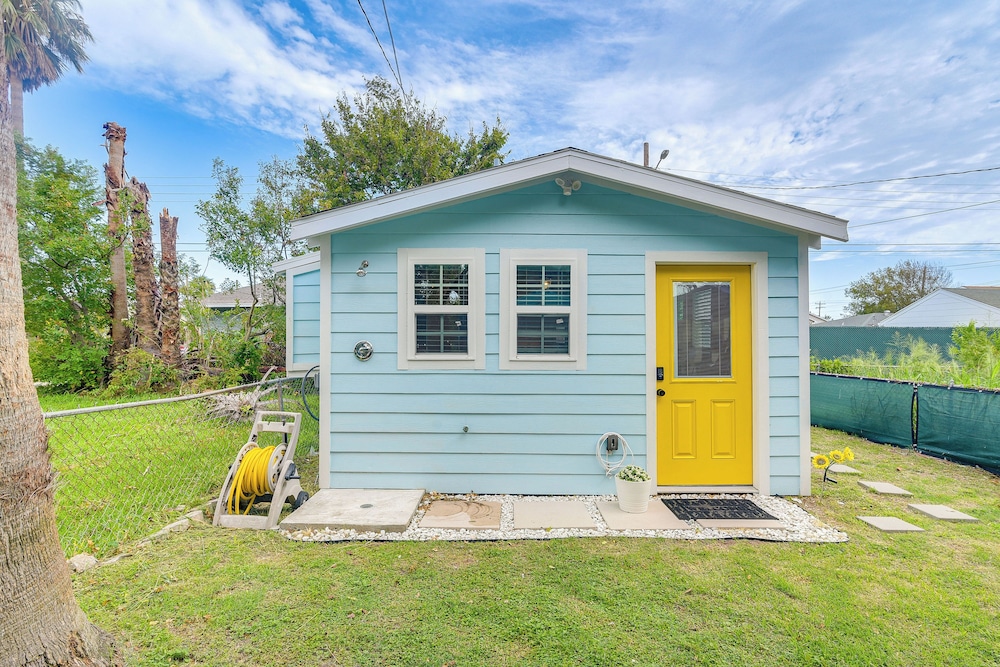 Updated Galveston Studio w/ Deck - 1 Mi to Beach!