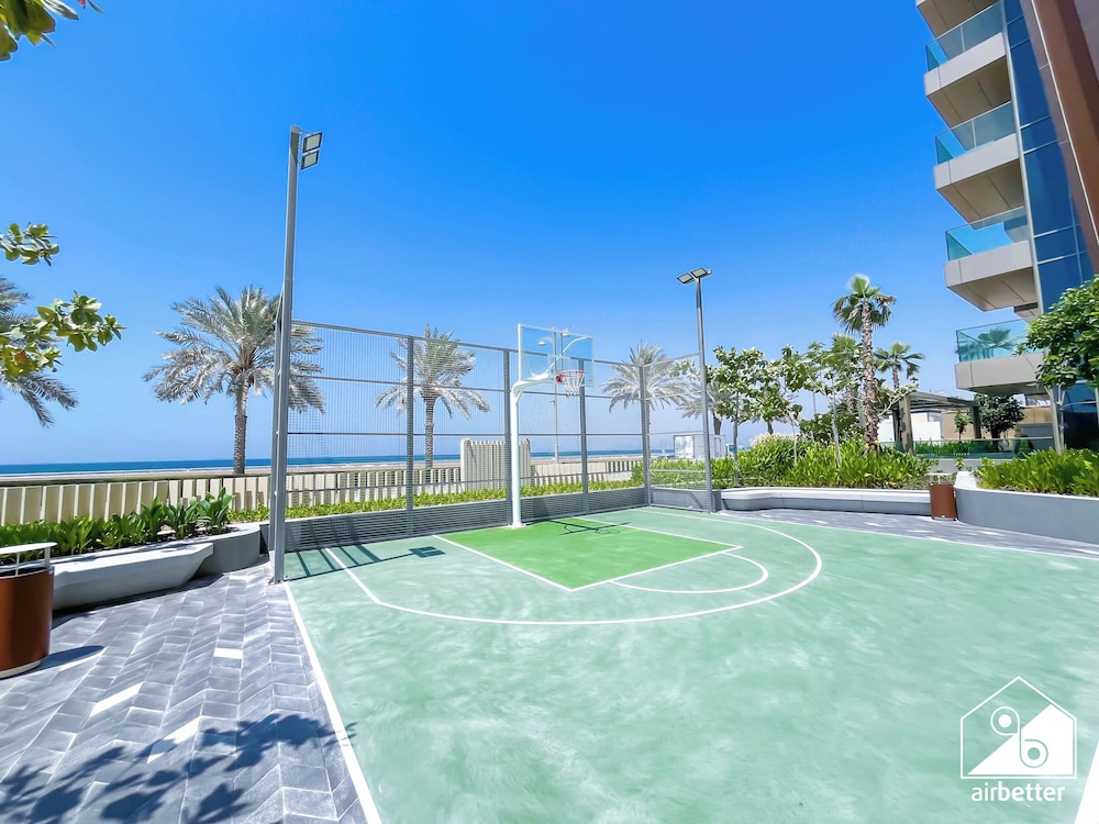 Luxury Beachfront 1BR on Palm Jumeirah & Balcony