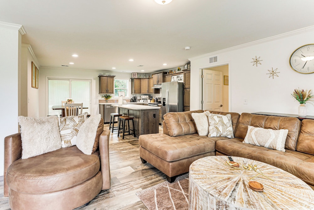 Dog Friendly, Screened Porch: St Stephen Retreat!
