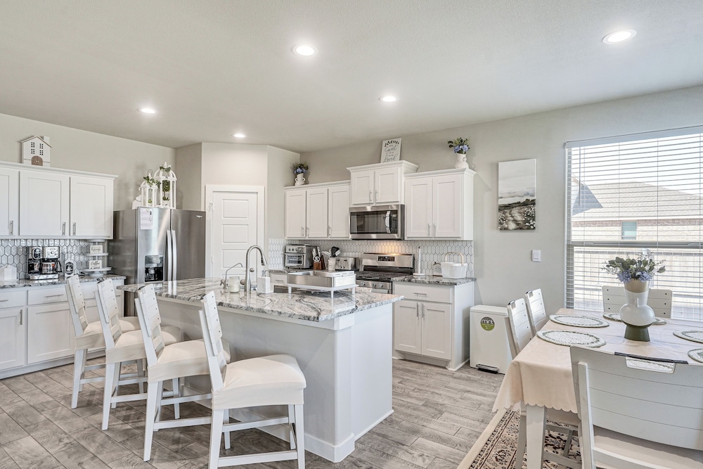 Spacious Family Home w/ Office in Midland-odessa!